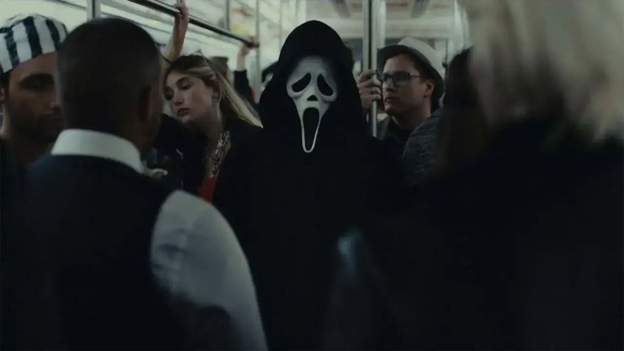 Ghostface in un vagone della metropolitana affollato, un'icona dei film di Scream, pronto a colpire.