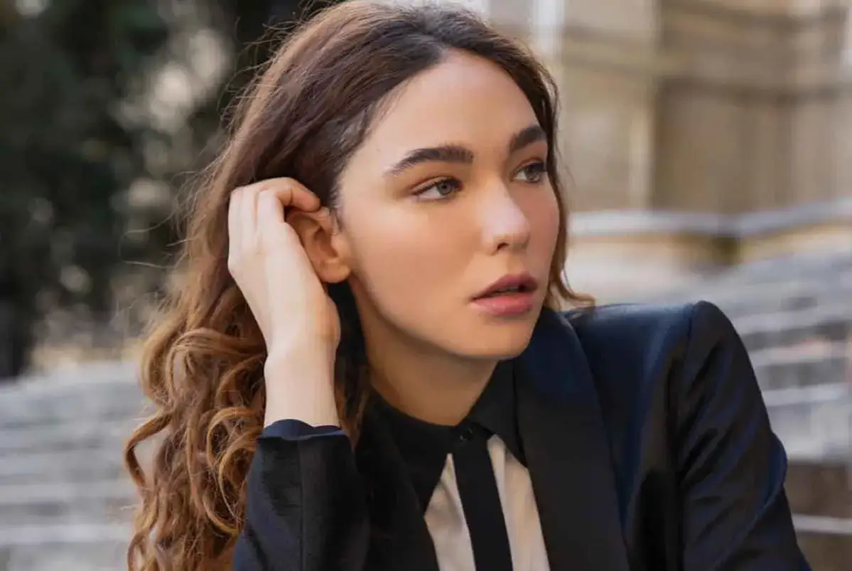Matilda De Angelis, con la mano tra i capelli, in un look elegante che anticipa i suoi prossimi film e programmi TV.