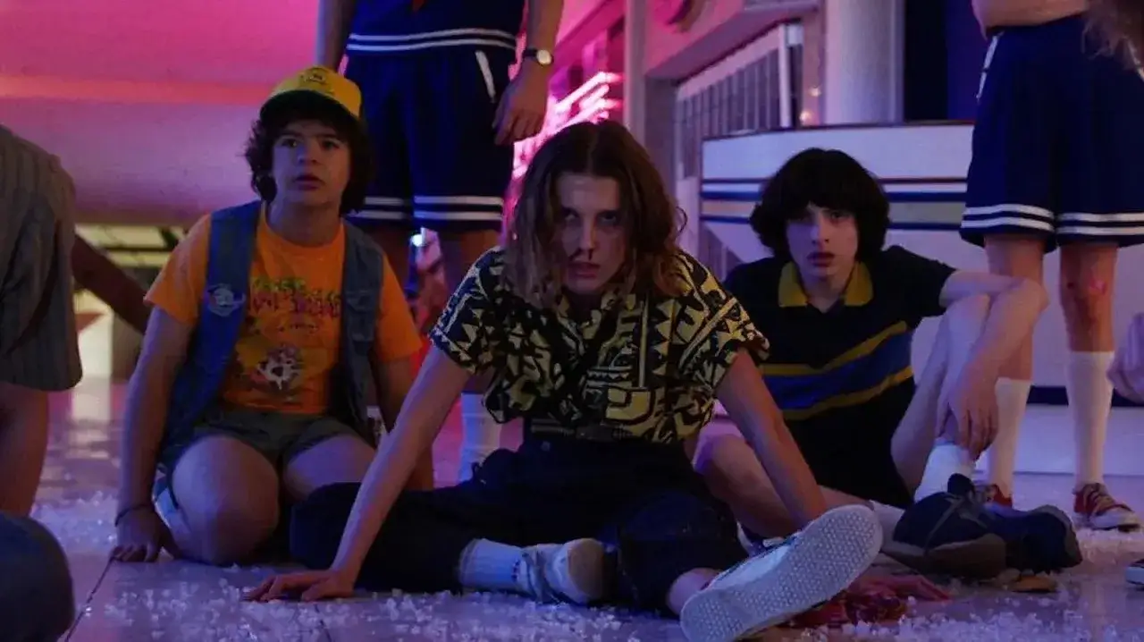 Undici, Dustin e Mike in una scena tesa di Stranger Things 3.