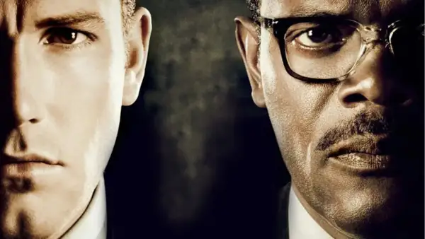 Primo piano di Ben Affleck e Samuel L. Jackson, volti divisi. Un'immagine iconica del film "Hypothesis of Crime".