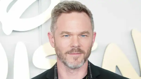 Shawn Ashmore, noto per i suoi ruoli in film e programmi TV, con occhi azzurri penetranti e barba grigia.