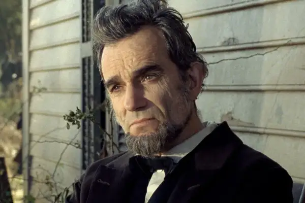 Daniel Day-Lewis nei panni di Lincoln, un ritratto intenso da un film che ha segnato la sua carriera.