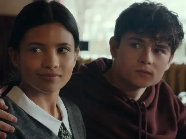 Il cast di uno splendido errore: un ragazzo e una ragazza si guardano con un'espressione pensierosa, lui le tiene un braccio attorno alle spalle.