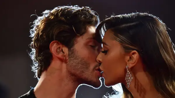 Belen e Stefano De Martino, ultime notizie: un bacio appassionato che fa sognare i fan.