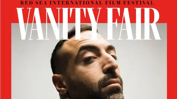 Mohammed Al Turki, protagonista di Vanity Fair al Red Sea International Film Festival, con sguardo intenso.