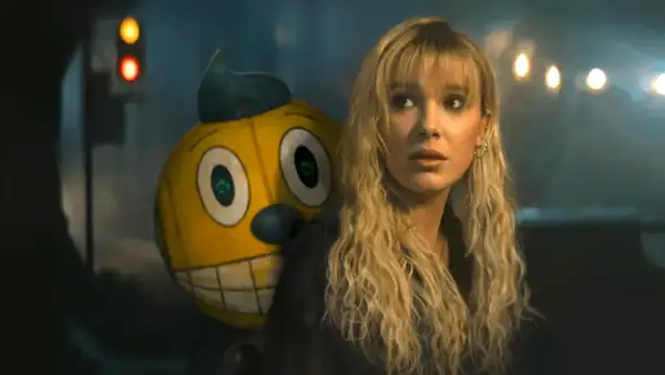 Ragazza bionda con un personaggio giallo dietro, in un'atmosfera cupa. Sembrano in uno stato elettrico di tensione.