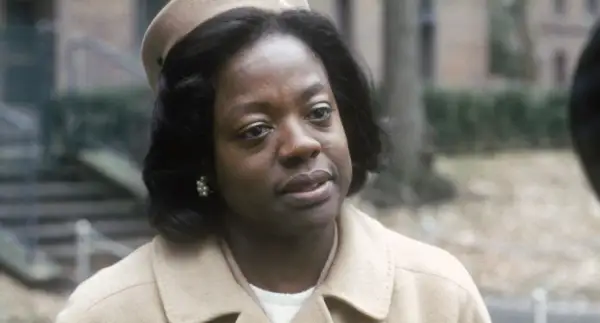 Viola Davis, con un cappello e un cappotto beige, in una scena di film e programmi TV.