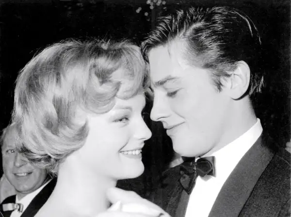 Alain Delon e Romy Schneider, un amore immortalato. Forse lui le sta per consegnare una lettera d'amore.