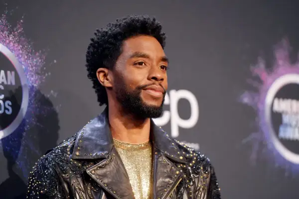 Chadwick Boseman, icona di Black Panther, prima della sua tragica morte. Indossa una giacca di pelle borchiata.
