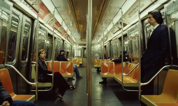 Una donna e un uomo in un vagone della metropolitana, seduti e in piedi. Un momento sospeso, forse l'inizio di una storia di un matrimonio.