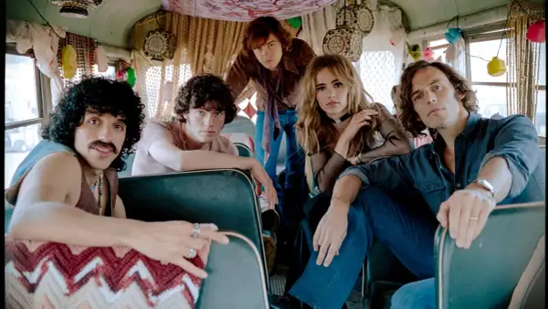 I membri di Daisy Jones & The Six, in un bus decorato, si preparano per un nuovo viaggio musicale.