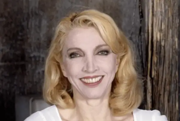Mariangela Melato sorride, un'icona del cinema italiano. La sua causa morte è stata una malattia.