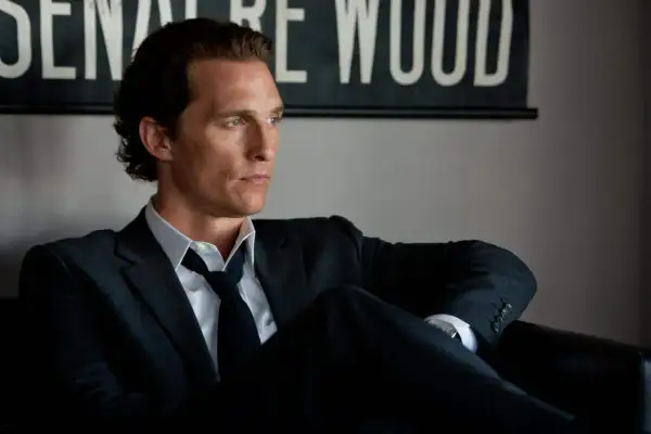 Matthew McConaughey in un completo scuro, pronto per la grande truffa.