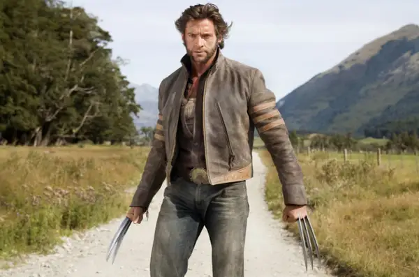 Hugh Jackman nei panni di Wolverine, con artigli estesi, in una scena di "X-Men Le Origini - Wolverine".