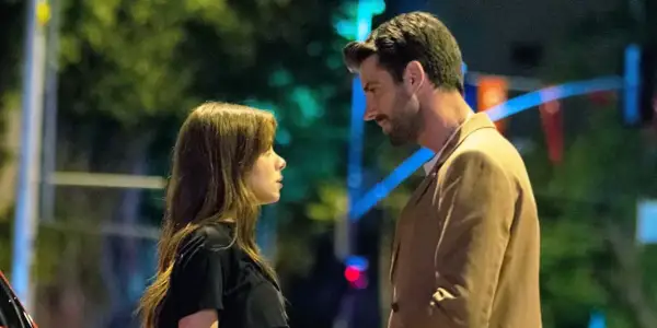 Una giovane donna e un uomo si guardano intensamente, un momento carico di tensione nella **innocence serie turca**.