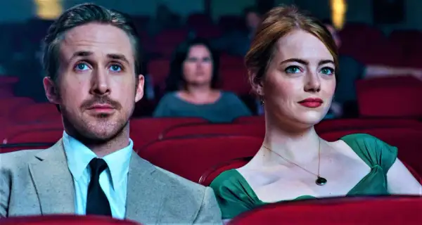 Il cast di La La Land, Ryan Gosling ed Emma Stone, seduti in un cinema, sognano il loro futuro.
