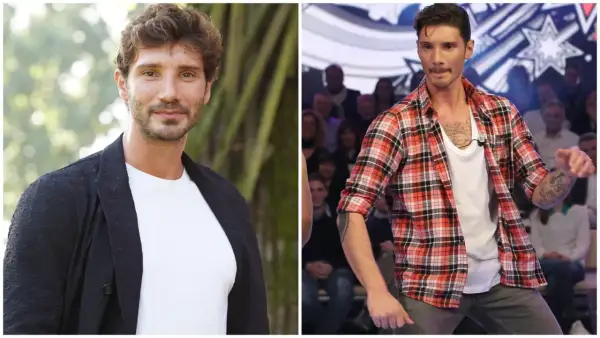 Stefano De Martino sorride in primo piano a sinistra, con una giacca nera su una maglietta bianca. A destra, Stefano De Martino in camicia a quadri rossa, con tatuaggi visibili.