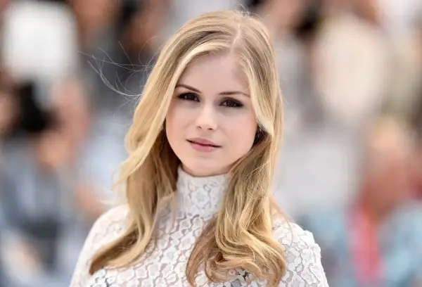 Erin Moriarty, con un abito di pizzo bianco, appare serena, nonostante le voci sulla sua erin moriarty malattia.