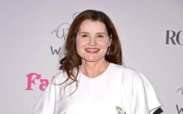Geena Davis sorride, ricordando i suoi film.