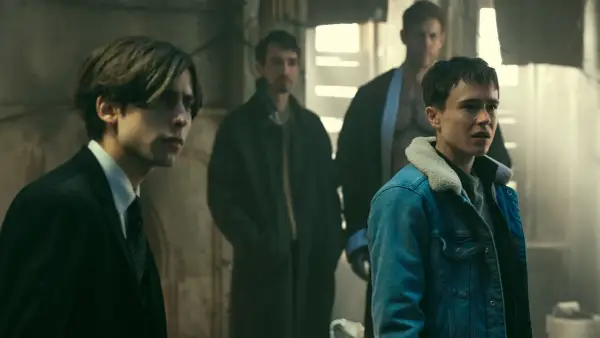 I fratelli Hargreeves si preparano per una nuova avventura in The Umbrella Academy 4, con sguardi preoccupati e determinati.