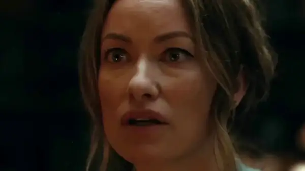 Primo piano di Olivia Wilde con espressione sorpresa, un'attrice che ha recitato in molti film e programmi TV.