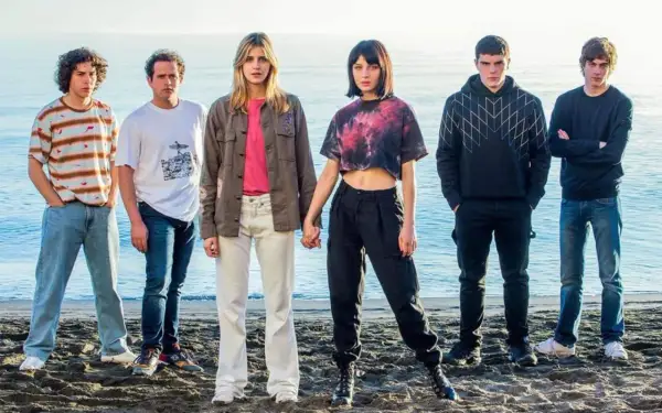 Il cast di Baby posa sulla spiaggia, con il mare sullo sfondo.
