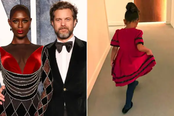 Joshua Jackson e la sua compagna, con la loro figlia che corre felice in un vestito rosso.