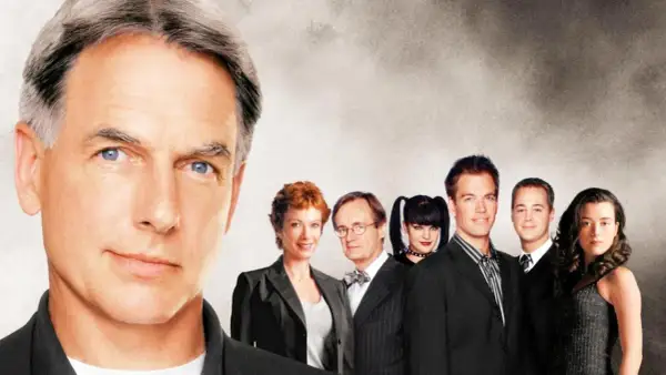 Mark Harmon in primo piano, circondato dal cast di film e programmi TV di NCIS.